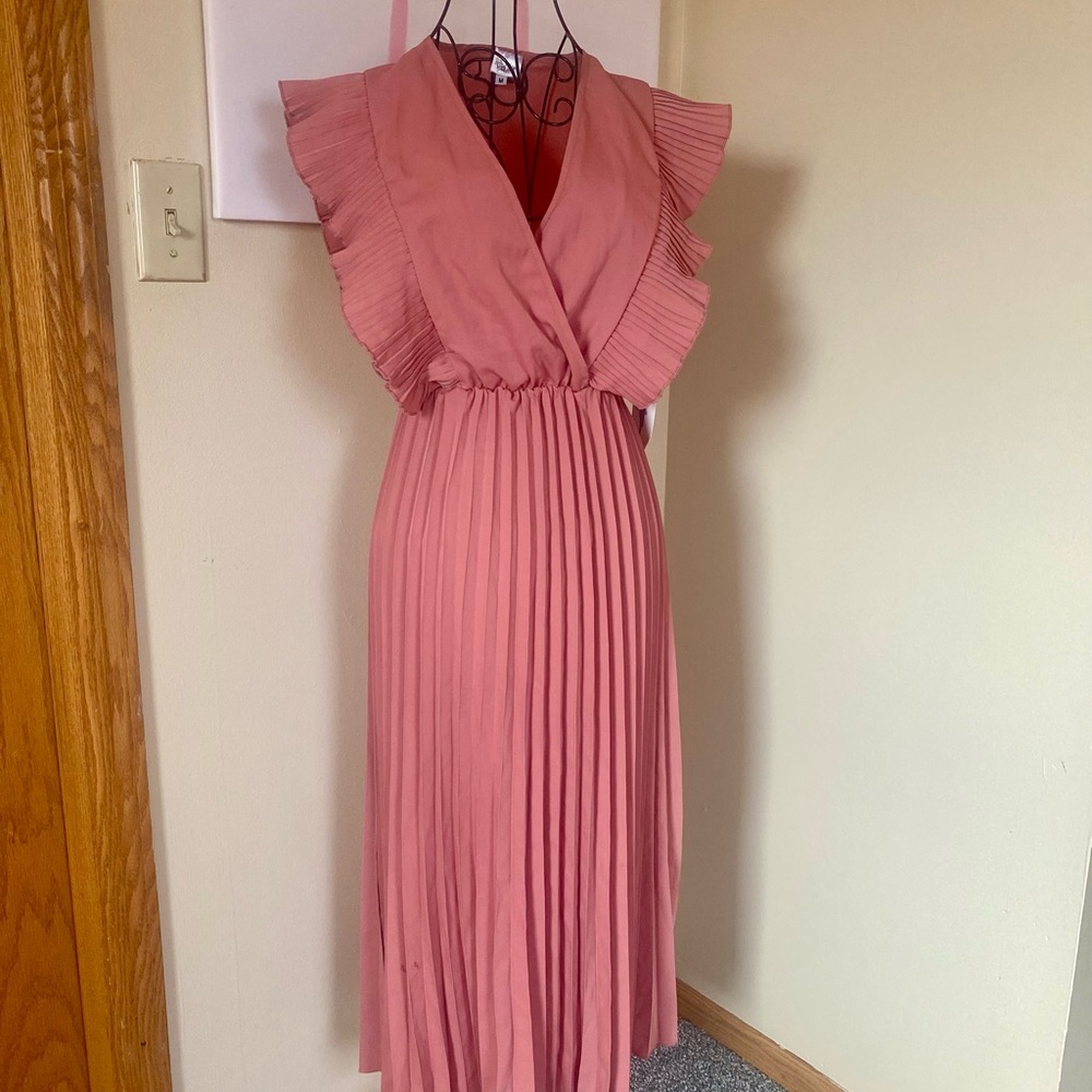 Elegant Pink Pleated Dress